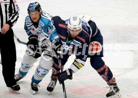 EBEL. Eishockey Bundesliga. EC VSV gegen EHC Liwest Black Wings Linz. Miha Verlic,  (VSV), Philipp Lukas (Linz). Villach, am 13.12.2015.
Foto: Kuess 


---
pressefotos, pressefotografie, kuess, qs, qspictures, sport, bild, bilder, bilddatenbank