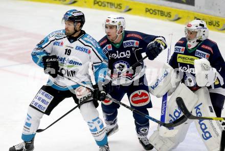 EBEL. Eishockey Bundesliga. EC VSV gegen EHC Liwest Black Wings Linz. Ryan McKiernan, Jean Philippe Lamoureux, (VSV), Andrew Jacob Kozek  (Linz). Villach, am 13.12.2015.
Foto: Kuess 


---
pressefotos, pressefotografie, kuess, qs, qspictures, sport, bild, bilder, bilddatenbank