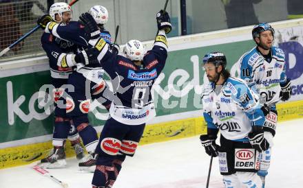 EBEL. Eishockey Bundesliga. EC VSV gegen EHC Liwest Black Wings Linz. Torjubel Ziga Pance, Rick Schofield, Dustin Johner (VSV). Villach, am 15.12.2015.
Foto: Kuess 


---
pressefotos, pressefotografie, kuess, qs, qspictures, sport, bild, bilder, bilddatenbank