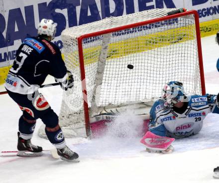 EBEL. Eishockey Bundesliga. EC VSV gegen EHC Liwest Black Wings Linz. Ziga Pance,  (VSV), Michael Ouzas (Linz). Villach, am 15.12.2015.
Foto: Kuess 


---
pressefotos, pressefotografie, kuess, qs, qspictures, sport, bild, bilder, bilddatenbank