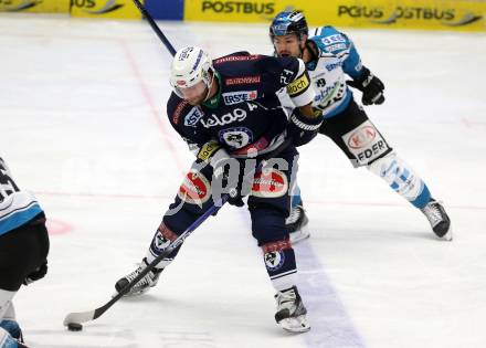 EBEL. Eishockey Bundesliga. EC VSV gegen EHC Liwest Black Wings Linz. Markus Schlacher,  (VSV), Andrew Jacob Kozek (Linz). Villach, am 15.12.2015.
Foto: Kuess 


---
pressefotos, pressefotografie, kuess, qs, qspictures, sport, bild, bilder, bilddatenbank