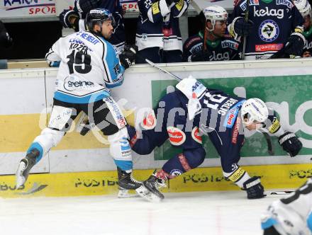 EBEL. Eishockey Bundesliga. EC VSV gegen EHC Liwest Black Wings Linz. Miha Verlic, (VSV), Andrew Jacob Kozek  (Linz). Villach, am 15.12.2015.
Foto: Kuess 


---
pressefotos, pressefotografie, kuess, qs, qspictures, sport, bild, bilder, bilddatenbank