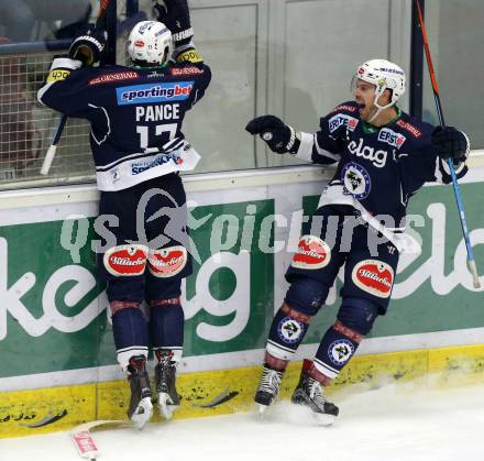 EBEL. Eishockey Bundesliga. EC VSV gegen EHC Liwest Black Wings Linz. Torjubel Ziga Pance, Rick Schofield (VSV). Villach, am 15.12.2015.
Foto: Kuess 


---
pressefotos, pressefotografie, kuess, qs, qspictures, sport, bild, bilder, bilddatenbank