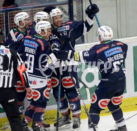 EBEL. Eishockey Bundesliga. EC VSV gegen EHC Liwest Black Wings Linz. Torjubel Ziga Pance, Rick Schofield, Dustin Johner, Nico Brunner, Ryan McKiernan (VSV). Villach, am 15.12.2015.
Foto: Kuess 


---
pressefotos, pressefotografie, kuess, qs, qspictures, sport, bild, bilder, bilddatenbank