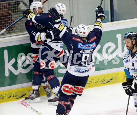 EBEL. Eishockey Bundesliga. EC VSV gegen EHC Liwest Black Wings Linz. Torjubel Ziga Pance, Rick Schofield, Dustin Johner (VSV). Villach, am 15.12.2015.
Foto: Kuess 


---
pressefotos, pressefotografie, kuess, qs, qspictures, sport, bild, bilder, bilddatenbank