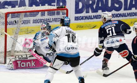 EBEL. Eishockey Bundesliga. EC VSV gegen EHC Liwest Black Wings Linz. Eric Hunter,  (VSV), Michael Ouzas (Linz). Villach, am 15.12.2015.
Foto: Kuess 


---
pressefotos, pressefotografie, kuess, qs, qspictures, sport, bild, bilder, bilddatenbank