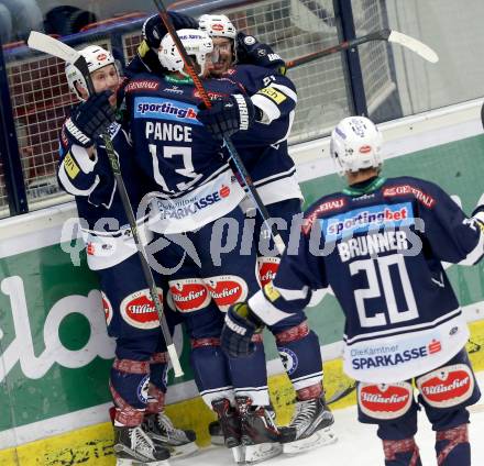 EBEL. Eishockey Bundesliga. EC VSV gegen EHC Liwest Black Wings Linz. Torjubel Ziga Pance, Rick Schofield, Dustin Johner, Nico Brunner (VSV). Villach, am 15.12.2015.
Foto: Kuess 


---
pressefotos, pressefotografie, kuess, qs, qspictures, sport, bild, bilder, bilddatenbank