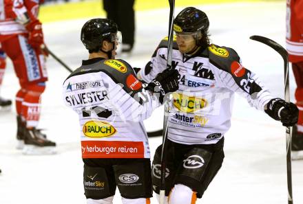 EBEL. Eishockey Bundesliga. KAC gegen 	Dornbirner Eishockey Club	. Torjubel Dustin Sylvester, Michael Caruso (Dornbirn). Klagenfurt, am 18.12.2015.
Foto: Kuess

---
pressefotos, pressefotografie, kuess, qs, qspictures, sport, bild, bilder, bilddatenbank