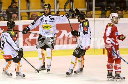 EBEL. Eishockey Bundesliga. KAC gegen 	Dornbirner Eishockey Club	. Torjubel Dustin Sylvester, Kyle Greentree, Matt Sidall (Dornbirn). Klagenfurt, am 18.12.2015.
Foto: Kuess

---
pressefotos, pressefotografie, kuess, qs, qspictures, sport, bild, bilder, bilddatenbank