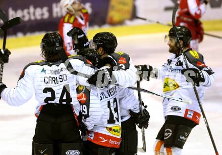 EBEL. Eishockey Bundesliga. KAC gegen 	Dornbirner Eishockey Club	. Torjubel Dustin Sylvester, Michael Caruso (Dornbirn). Klagenfurt, am 18.12.2015.
Foto: Kuess

---
pressefotos, pressefotografie, kuess, qs, qspictures, sport, bild, bilder, bilddatenbank