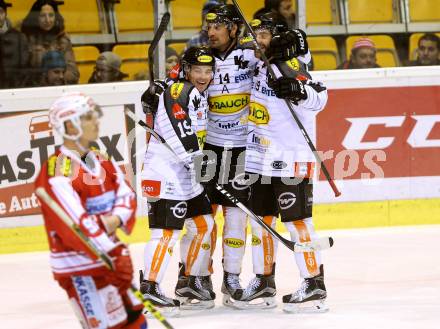 EBEL. Eishockey Bundesliga. KAC gegen 	Dornbirner Eishockey Club	. Torjubel Dustin Sylvester, Kyle Greentree, Matt Sidall (Dornbirn). Klagenfurt, am 18.12.2015.
Foto: Kuess

---
pressefotos, pressefotografie, kuess, qs, qspictures, sport, bild, bilder, bilddatenbank