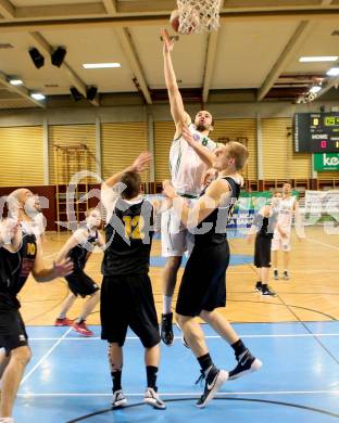 Basketball 2. Bundesliga. KOS Celovec gegen Woerthersee Piraten. Jakob Strazar (KOS), Christian Erschen, Sebastian Wuertz (Piraten). Klagenfurt, am 19.12.2015.
Foto: Kuess

---
pressefotos, pressefotografie, kuess, qs, qspictures, sport, bild, bilder, bilddatenbank