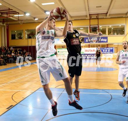 Basketball 2. Bundesliga 2015/16 Grunddurchgang 13. Runde. KOS Celovec gegen Woerthersee Piraten. Nenad Kalmanada,  (KOS), Martin Breithuber (Piraten). Klagenfurt, am 19.12.2015.
Foto: Kuess
---
pressefotos, pressefotografie, kuess, qs, qspictures, sport, bild, bilder, bilddatenbank