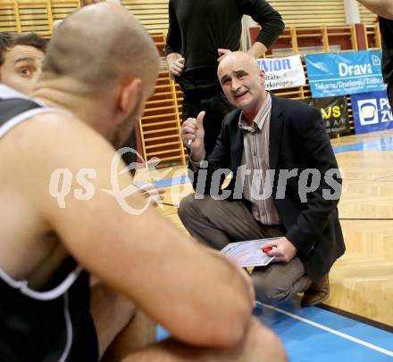 Basketball 2. Bundesliga 2015/16 Grunddurchgang 13. Runde. KOS Celovec gegen Woerthersee Piraten. Trainer Dragan Sliskovic (Piraten). Klagenfurt, am 19.12.2015.
Foto: Kuess
---
pressefotos, pressefotografie, kuess, qs, qspictures, sport, bild, bilder, bilddatenbank