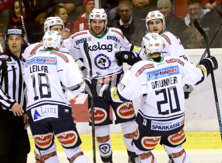 EBEL. Eishockey Bundesliga. KAC gegen 	VSV. Torjubel Benjamin Petrik, Ryan McKiernan, Nico Brunner, Valentin Leiler, Eric Hunter (VSV). Klagenfurt, am 20.12.2015.
Foto: Kuess

---
pressefotos, pressefotografie, kuess, qs, qspictures, sport, bild, bilder, bilddatenbank