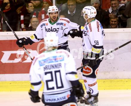 EBEL. Eishockey Bundesliga. KAC gegen 	VSV. Torjubel Benjamin Petrik, Ryan McKiernan, Nico Brunner (VSV). Klagenfurt, am 20.12.2015.
Foto: Kuess

---
pressefotos, pressefotografie, kuess, qs, qspictures, sport, bild, bilder, bilddatenbank