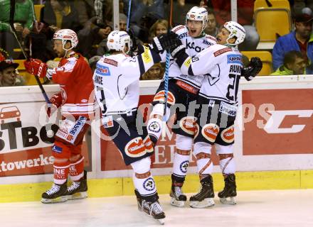 EBEL. Eishockey Bundesliga. KAC gegen 	VSV. Torjubel Adis Alagic, Nico Brunner, Ziga Pance (VSV). Klagenfurt, am 20.12.2015.
Foto: Kuess

---
pressefotos, pressefotografie, kuess, qs, qspictures, sport, bild, bilder, bilddatenbank