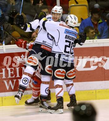 EBEL. Eishockey Bundesliga. KAC gegen 	VSV. Torjubel Adis Alagic, Nico Brunner (VSV). Klagenfurt, am 20.12.2015.
Foto: Kuess

---
pressefotos, pressefotografie, kuess, qs, qspictures, sport, bild, bilder, bilddatenbank