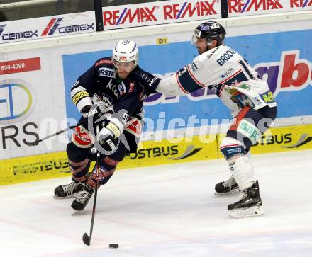 EBEL. Eishockey Bundesliga. EC VSV gegen Fehervar AV 19. Miha Verlic,  (VSV), Aaron Brocklehurst (Alba Volan). Villach, am 22.12.2015.
Foto: Kuess 


---
pressefotos, pressefotografie, kuess, qs, qspictures, sport, bild, bilder, bilddatenbank