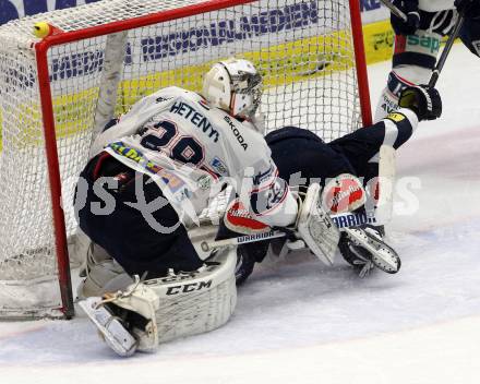 EBEL. Eishockey Bundesliga. EC VSV gegen Fehervar AV 19. Stefan Bacher,  (VSV), Zoltan Hetenyi (Alba Volan). Villach, am 22.12.2015.
Foto: Kuess 


---
pressefotos, pressefotografie, kuess, qs, qspictures, sport, bild, bilder, bilddatenbank