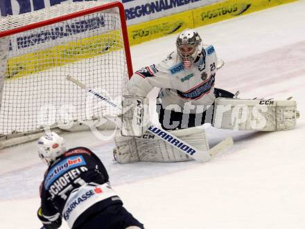 EBEL. Eishockey Bundesliga. EC VSV gegen Fehervar AV 19. Rick Schofield, (VSV), Zoltan Hetenyi  (Alba Volan). Villach, am 22.12.2015.
Foto: Kuess 


---
pressefotos, pressefotografie, kuess, qs, qspictures, sport, bild, bilder, bilddatenbank