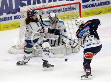 EBEL. Eishockey Bundesliga. EC VSV gegen Fehervar AV 19. Brock McBride,  (VSV), Ryan Martinelli, Zoltan Hetenyi (Alba Volan). Villach, am 22.12.2015.
Foto: Kuess 


---
pressefotos, pressefotografie, kuess, qs, qspictures, sport, bild, bilder, bilddatenbank