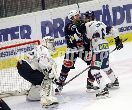 EBEL. Eishockey Bundesliga. EC VSV gegen Fehervar AV 19. Benjamin Petrik,  (VSV), Bence Sziranyi (Alba Volan). Villach, am 22.12.2015.
Foto: Kuess 


---
pressefotos, pressefotografie, kuess, qs, qspictures, sport, bild, bilder, bilddatenbank