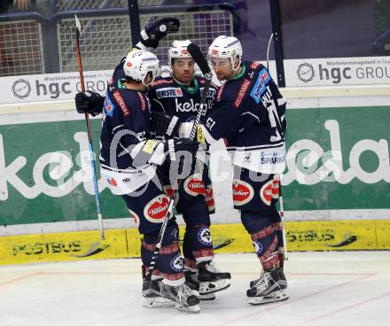 EBEL. Eishockey Bundesliga. EC VSV gegen Fehervar AV 19. Torjubel Brock McBride, Eric Hunter, Benjamin Petrik (VSV). Villach, am 22.12.2015.
Foto: Kuess 


---
pressefotos, pressefotografie, kuess, qs, qspictures, sport, bild, bilder, bilddatenbank