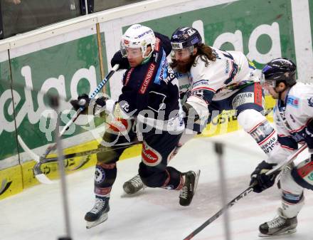 EBEL. Eishockey Bundesliga. EC VSV gegen Fehervar AV 19. Brock McBride, (VSV), Ryan Martinelli, (Alba Volan). Villach, am 22.12.2015.
Foto: Kuess 


---
pressefotos, pressefotografie, kuess, qs, qspictures, sport, bild, bilder, bilddatenbank