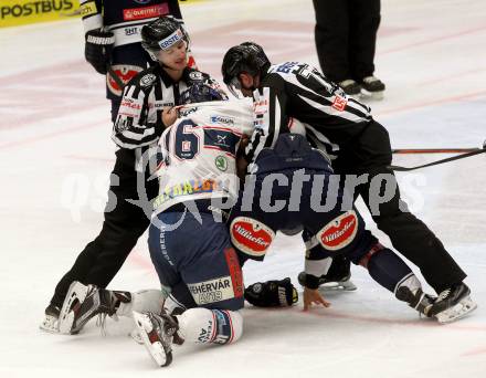 EBEL. Eishockey Bundesliga. EC VSV gegen Fehervar AV 19. Rauferei Daniel Nageler, (VSV), Gergoe Nagy (Alba Volan). Villach, am 22.12.2015.
Foto: Kuess 


---
pressefotos, pressefotografie, kuess, qs, qspictures, sport, bild, bilder, bilddatenbank