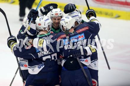 EBEL. Eishockey Bundesliga. EC VSV gegen Dornbirner Eishockey Club. Torjubel Valentin Leiler, Dustin Johner, Ryan McKiernan, Markus Schlacher (VSV). Villach, am 30.12.2015.
Foto: Kuess 


---
pressefotos, pressefotografie, kuess, qs, qspictures, sport, bild, bilder, bilddatenbank