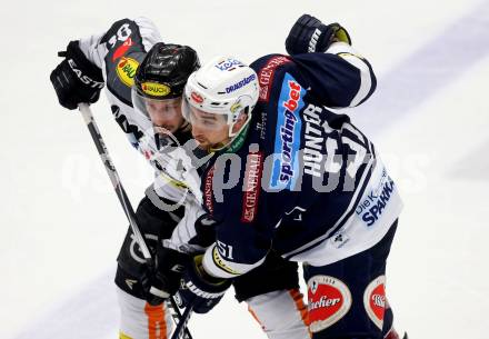 EBEL. Eishockey Bundesliga. EC VSV gegen Dornbirner Eishockey Club. Eric Hunter, (VSV), Robert Lembacher (Dornbirn). Villach, am 30.12.2015.
Foto: Kuess 


---
pressefotos, pressefotografie, kuess, qs, qspictures, sport, bild, bilder, bilddatenbank