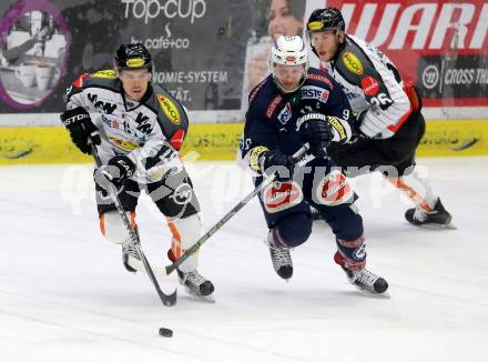 EBEL. Eishockey Bundesliga. EC VSV gegen Dornbirner Eishockey Club. Dustin Johner, (VSV), Dustin Sylvester (Dornbirn). Villach, am 30.12.2015.
Foto: Kuess 


---
pressefotos, pressefotografie, kuess, qs, qspictures, sport, bild, bilder, bilddatenbank