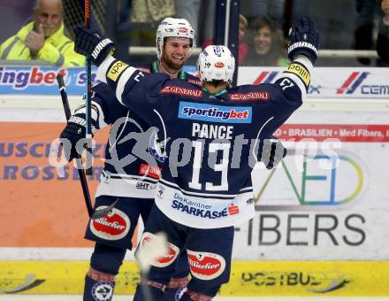 EBEL. Eishockey Bundesliga. EC VSV gegen Dornbirner Eishockey Club. Torjubel Ziga Pance, Matt Kelly (VSV). Villach, am 30.12.2015.
Foto: Kuess 


---
pressefotos, pressefotografie, kuess, qs, qspictures, sport, bild, bilder, bilddatenbank