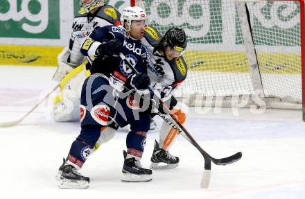 EBEL. Eishockey Bundesliga. EC VSV gegen Dornbirner Eishockey Club. Brock McBride,  (VSV), Michael Caruso (Dornbirn). Villach, am 30.12.2015.
Foto: Kuess 


---
pressefotos, pressefotografie, kuess, qs, qspictures, sport, bild, bilder, bilddatenbank