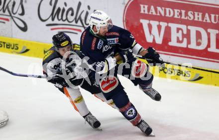 EBEL. Eishockey Bundesliga. EC VSV gegen Dornbirner Eishockey Club. Matt Kelly, (VSV), Dustin Sylvester  (Dornbirn). Villach, am 30.12.2015.
Foto: Kuess 


---
pressefotos, pressefotografie, kuess, qs, qspictures, sport, bild, bilder, bilddatenbank