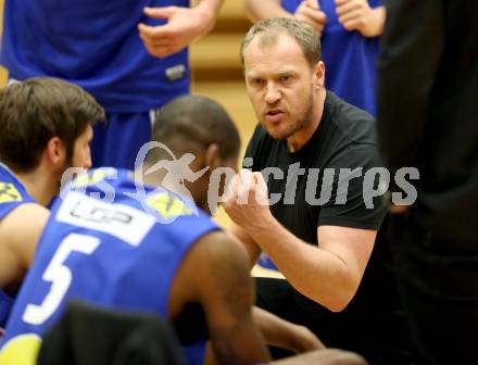 Basketball OEBV Cup. Raiders Villach gegen Swans Gmunden. Trainer Bernd Wimmer (Gmunden). Villach, am 3.1.2016.
Foto: Kuess
---
pressefotos, pressefotografie, kuess, qs, qspictures, sport, bild, bilder, bilddatenbank