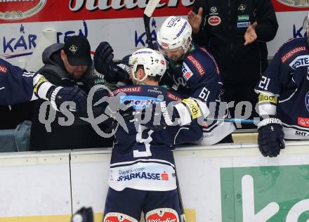 EBEL. Eishockey Bundesliga. EC VSV gegen HCB Suedtirol. Torjubel Dustin Johner,  Rick Schofield (VSV). Villach, am 1.1.2016.
Foto: Kuess 


---
pressefotos, pressefotografie, kuess, qs, qspictures, sport, bild, bilder, bilddatenbank