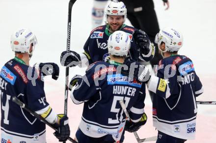 EBEL. Eishockey Bundesliga. EC VSV gegen Fehervar AV 19. Torjubel Benjamin Petrik, Eric Hunter, Matt Kelly, Mark Santorelli (VSV). Villach, am 3.1.2016.
Foto: Kuess 


---
pressefotos, pressefotografie, kuess, qs, qspictures, sport, bild, bilder, bilddatenbank