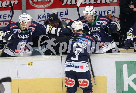 EBEL. Eishockey Bundesliga. EC VSV gegen HCB Suedtirol. Torjubel Dustin Johner, Valentin Leiler, Rick Schofield (VSV). Villach, am 1.1.2016.
Foto: Kuess 


---
pressefotos, pressefotografie, kuess, qs, qspictures, sport, bild, bilder, bilddatenbank