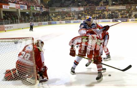 EBEL. Eishockey Bundesliga. KAC gegen EC Red Bull Salzburg. Rene Swette, Michael Kernberger, (KAC), Alexander Cijan (Salzburg). Klagenfurt, am 5.1.2016.
Foto: Kuess

---
pressefotos, pressefotografie, kuess, qs, qspictures, sport, bild, bilder, bilddatenbank