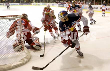 EBEL. Eishockey Bundesliga. KAC gegen EC Red Bull Salzburg. Rene Swette, (KAC), Michael Kernberger, Peter Hochkofler (Salzburg). Klagenfurt, am 5.1.2016.
Foto: Kuess

---
pressefotos, pressefotografie, kuess, qs, qspictures, sport, bild, bilder, bilddatenbank