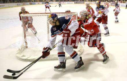 EBEL. Eishockey Bundesliga. KAC gegen EC Red Bull Salzburg. Michael Kernberger, (KAC), Peter Hochkofler (Salzburg). Klagenfurt, am 5.1.2016.
Foto: Kuess

---
pressefotos, pressefotografie, kuess, qs, qspictures, sport, bild, bilder, bilddatenbank