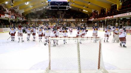 EBEL. Eishockey Bundesliga. KAC gegen EC Red Bull Salzburg. Jubel Salzburg. Klagenfurt, am 5.1.2016.
Foto: Kuess

---
pressefotos, pressefotografie, kuess, qs, qspictures, sport, bild, bilder, bilddatenbank