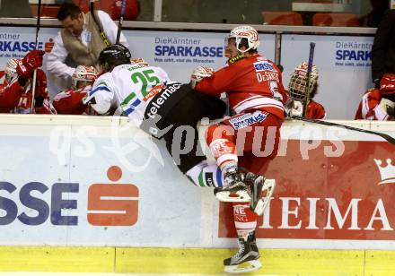 EBEL. Eishockey Bundesliga. KAC gegen HDD TELEMACH Olimpija Ljubljana. Jason Desantis,  (KAC), Sebastjan Hadzic (Laibach). Klagenfurt, am 8.1.2016.
Foto: Kuess

---
pressefotos, pressefotografie, kuess, qs, qspictures, sport, bild, bilder, bilddatenbank