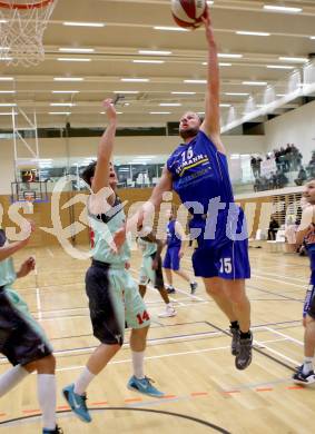 Basketball 2. Bundesliga 2015/16 Grunddurchgang 14. Runde. Raiders Villach gegen Radenthein Garnets. Andreas Kuttnig,  (Villach), Jure Misic (Radenthein). Villach, am 9.1.2016.
Foto: Kuess
---
pressefotos, pressefotografie, kuess, qs, qspictures, sport, bild, bilder, bilddatenbank