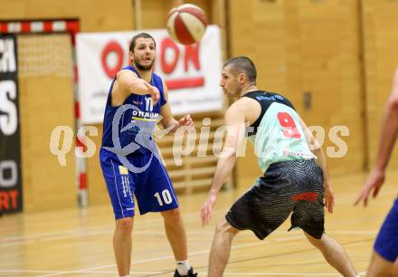 Basketball 2. Bundesliga 2015/16 Grunddurchgang 14. Runde. Raiders Villach gegen Radenthein Garnets. Ales Primc,  (Villach), Matej Pirija (Radenthein). Villach, am 9.1.2016.
Foto: Kuess
---
pressefotos, pressefotografie, kuess, qs, qspictures, sport, bild, bilder, bilddatenbank