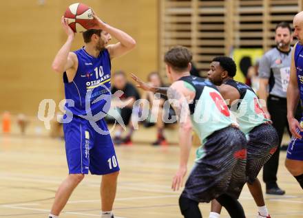 Basketball 2. Bundesliga 2015/16 Grunddurchgang 14. Runde. Raiders Villach gegen Radenthein Garnets.  Nino Gross, Dominique Richmond Jackson,  (Villach), Matej Pirija (Radenthein). Villach, am 9.1.2016.
Foto: Kuess
---
pressefotos, pressefotografie, kuess, qs, qspictures, sport, bild, bilder, bilddatenbank