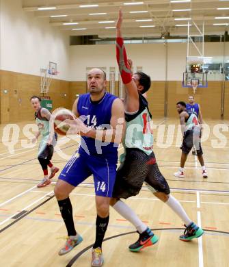 Basketball 2. Bundesliga 2015/16 Grunddurchgang 14. Runde. Raiders Villach gegen Radenthein Garnets. Marko Kolaric, (Villach), Vjeran Soldo  (Radenthein). Villach, am 9.1.2016.
Foto: Kuess
---
pressefotos, pressefotografie, kuess, qs, qspictures, sport, bild, bilder, bilddatenbank