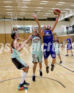 Basketball 2. Bundesliga 2015/16 Grunddurchgang 14. Runde. Raiders Villach gegen Radenthein Garnets.  Marko Kolaric, Ales Primc, (Villach), Jure Misic  (Radenthein). Villach, am 9.1.2016.
Foto: Kuess
---
pressefotos, pressefotografie, kuess, qs, qspictures, sport, bild, bilder, bilddatenbank